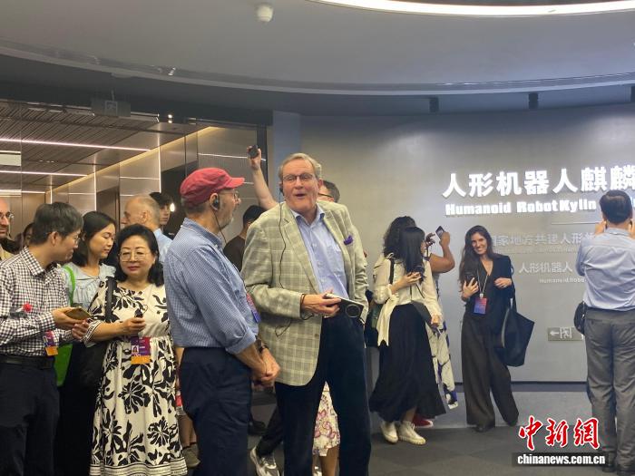 门徒娱乐官方：汉学家探访人形机器人训练　感叹“中国的技术进步正引领世界”