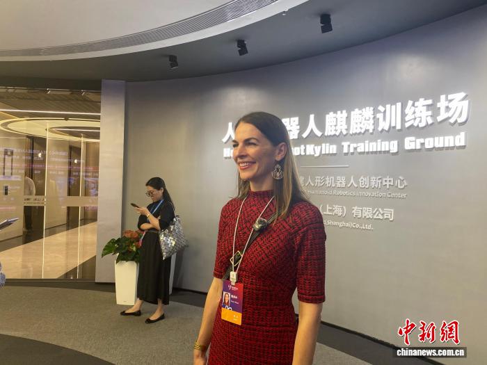 门徒娱乐官方：汉学家探访人形机器人训练　感叹“中国的技术进步正引领世界”
